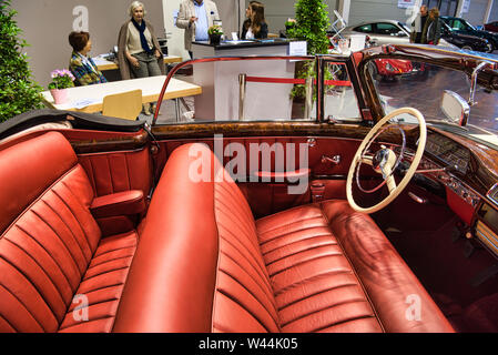 FRIEDRICHSHAFEN - Maggio 2019: interni rossi MERCEDES-BENZ 220 S PONTON W187 1957 cabrio a Motorworld Classics Bodensee il 11 maggio 2019 in Friedrichshafe Foto Stock