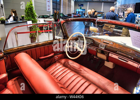 FRIEDRICHSHAFEN - Maggio 2019: interni rossi MERCEDES-BENZ 220 S PONTON W187 1957 cabrio a Motorworld Classics Bodensee il 11 maggio 2019 in Friedrichshafe Foto Stock