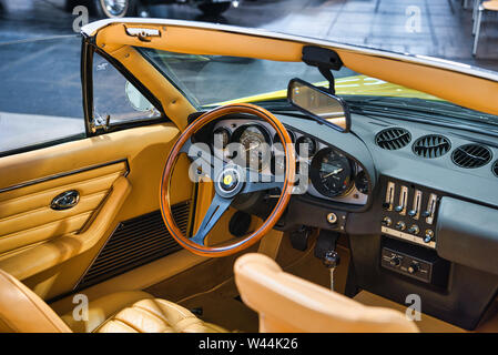 FRIEDRICHSHAFEN - Maggio 2019: giallo cuoio interno della Ferrari 365 GTB/4 Daytona SPIDER LA CONVERSIONE 1971 a Motorworld Classics Bodensee il 11 maggio 201 Foto Stock