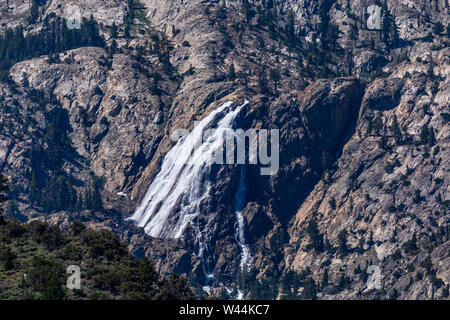 Equiseto cade al di sopra del lago di giugno loop è stato riportato in vita dal record nevicate in inverno 2018/19 in California la Sierra orientale Foto Stock