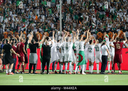 Il Cairo. 19 Luglio, 2019. I giocatori di Algeria celebrare dopo il 2019 Africa Coppa delle Nazioni partita finale tra Senegal e Algeria del Cairo in Egitto il 19 luglio 2019. L' Algeria ha vinto 1-0 e rivendicato il titolo. Credito: Wang Teng/Xinhua/Alamy Live News Foto Stock