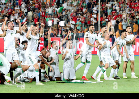 Il Cairo. 19 Luglio, 2019. I giocatori di Algeria celebrare dopo il 2019 Africa Coppa delle Nazioni partita finale tra Senegal e Algeria del Cairo in Egitto il 19 luglio 2019. L' Algeria ha vinto 1-0 e rivendicato il titolo. Credito: Wang Teng/Xinhua/Alamy Live News Foto Stock