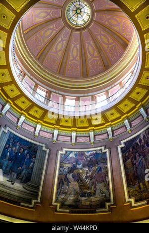 La cupola interni dello storico Alabama State Capitol Building è decorata con otto murales dipinti raffiguranti la storia di Al in Montgomery, AL, STATI UNITI D'AMERICA Foto Stock