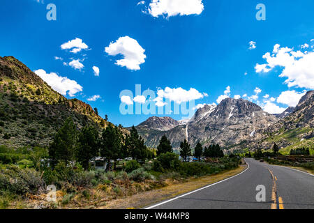 Lungo la California di Route 158 il giugno Lago di loop nel Luglio 2019 dopo la nevicata record le cose stanno cercando in Eastern Sierra Nevada Foto Stock