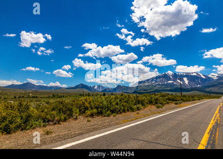Lungo la California di Route 158 il giugno Lago di loop nel Luglio 2019 dopo la nevicata record le cose stanno cercando in Eastern Sierra Nevada Foto Stock