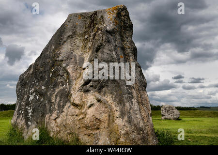 Femmina grande pietra Cove nel nord del cerchio interno di Avebury Henge più grande pietra del neolitico circe nel mondo di Avebury Village Inghilterra Foto Stock