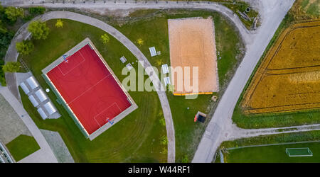 Antenna vista verticale di un pallone da basket e campo da pallavolo di spiaggia. Foto Stock