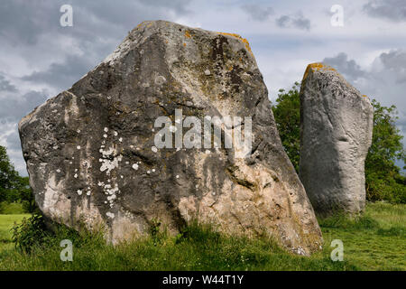 Grande femmina e maschio alti Cove pietre nel nord del cerchio interno di Avebury Henge più grande pietra del neolitico circe nel mondo di Avebury Village Englan Foto Stock