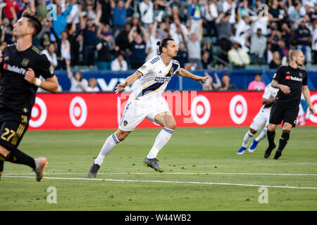 Carson, California, Stati Uniti d'America. 19 Luglio, 2019. Zlatan Ibrahimovic (9) festeggia dopo aver segnato il primo goal della partita contro LAFC. Credito: Ben Nichols/Alamy Live News Foto Stock