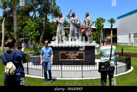 Luglio 19, 2019 - Kennedy Space Center, Florida, Stati Uniti - Visitatori di scattare fotografie di la scultura in bronzo di Apollo 11 astronauti, Neil Armstrong e Buzz Aldrin e Michael Collins, che è stato inaugurato il 12 luglio per celebrare il cinquantesimo anniversario dell'Apollo 11 luna sbarco sulla luglio 19, 2019 al Complesso Visitatori del Centro Spaziale Kennedy in Florida. (Paul Hennessy/Alamy) Foto Stock