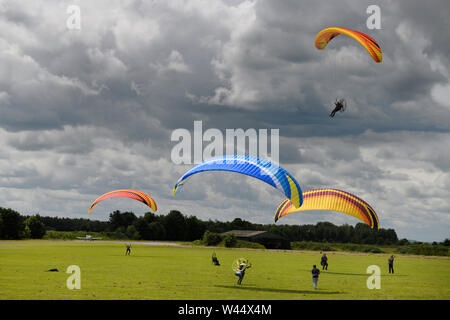 Paramotoring club con il kite pratica sul terreno con e senza motore e un pilota di aerei vola in Inghilterra a Hungerford Foto Stock