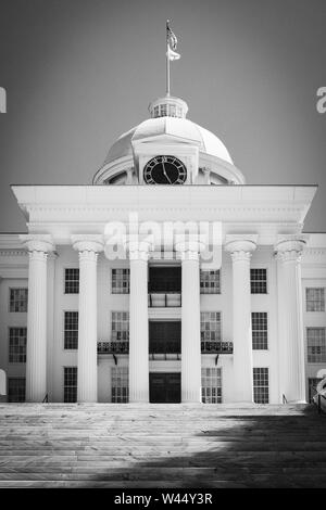 Un basso angolo di vista salire le scale di marmo per la storica Alabama State Capitol, in Montgomery, AL, Stati Uniti d'America, in bianco e nero Foto Stock