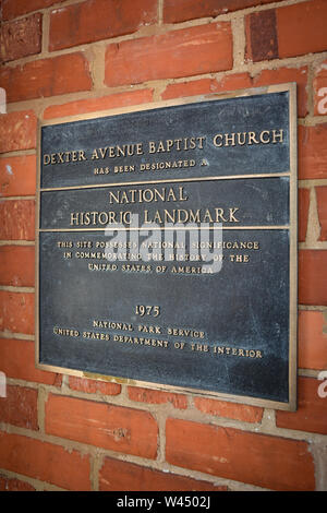 Un bronzo dedizione di placca Dexter Avenue King Memorial chiesa battista in rosso di un muro di mattoni in Montgomery, AL, STATI UNITI D'AMERICA Foto Stock