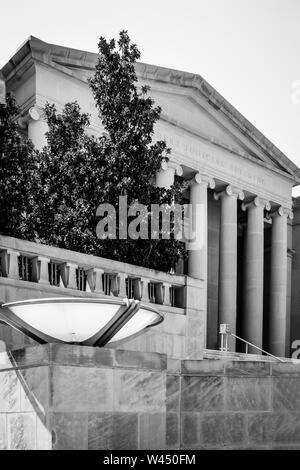 L'Alabama edificio giudiziario, dove la Corte Suprema dello stato risiede, con contemporanea funzione di acqua in Montgomery, AL, Foto Stock