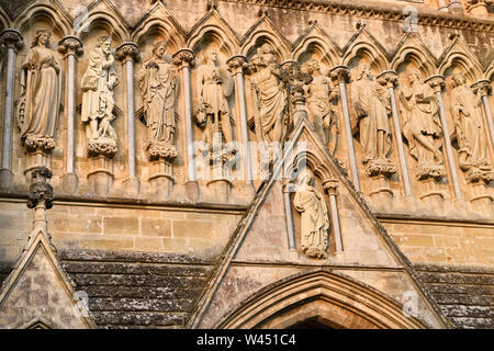 Dettaglio della pietra delle sculture di Santi e della Vergine Maria sul grande fronte ovest di medievale del XIII secolo della Cattedrale di Salisbury Inghilterra Foto Stock