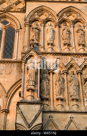 Dettaglio di sculture in pietra dei Santi sul grande fronte ovest di medievale del XIII secolo della Cattedrale di Salisbury Inghilterra Foto Stock