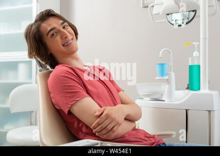 Sorridente caucasico paziente maschio in una T-shirt rossa Foto Stock