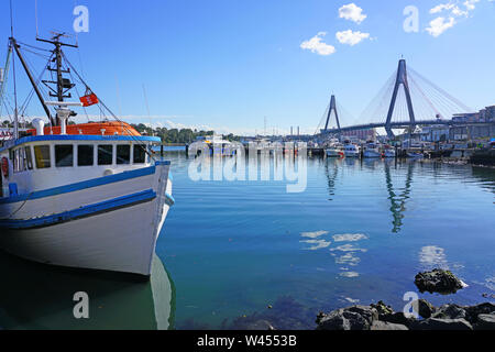 SYDNEY, Australia - 12 lug 2018- Vista Giorno dell'Anzac Bridge in Blackwattle Bay dal Sydney Fish Market, situato in Pyrmont, Sydney, Nuovo Galles del Sud Foto Stock