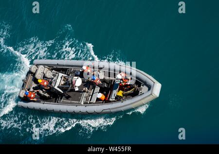 190718-N-DX072-1271 STANAGE Bay, Australia (18 luglio 2019) un Rigid-Hull barca gonfiabile (RHIB) si avvicina al trasporto anfibio dock nave USS Green Bay (LPD 20) per il recupero. Green Bay, parte di Wasp Expeditionary Strike gruppo, con avviato 31 Marine Expeditionary Unit, partecipa attualmente a Talisman Sabre 2019 al largo delle coste del nord Australia. Un accordo bilaterale, evento biennale, Talisman Sabre è progettato per migliorare NEGLI STATI UNITI Australia e combattere la formazione, la disponibilità e l' interoperabilità attraverso l' realistico, formazione pertinenti necessarie per mantenere la sicurezza regionale e la pace e la stabilità. Foto Stock