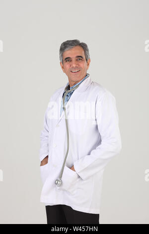 Ritratto di un medico di sesso maschile di sorridere Foto Stock