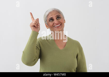 La donna rivolta verso l'alto Foto Stock