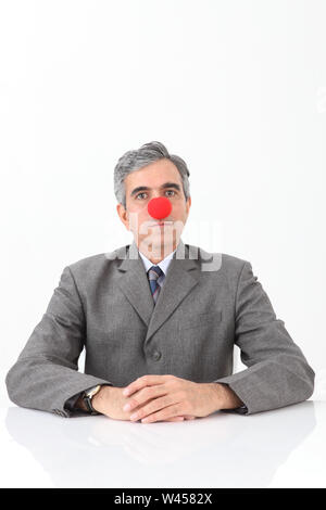 Ritratto di un imprenditore che indossa il clown naso Foto Stock