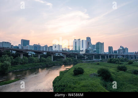 Seoul, Corea del Sud - 25 Giugno 2019 : il tramonto del fiume Tancheon a Seoul, Corea del Sud Foto Stock