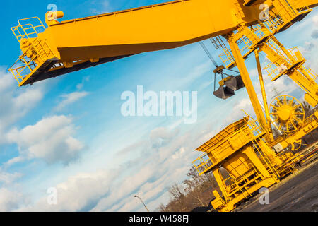 Giallo gantry crane sul sito di carbone da impianti di riscaldamento - Polonia Foto Stock