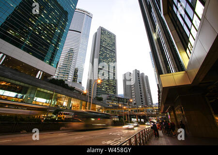Centrale, Hong Kong-Nov 4th, 2016: basso angolo vista di Hong Kong grattacieli al quartiere centrale degli affari di Hong Kong Island. Foto Stock