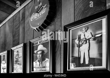 Poster e fotografie di Hank Williams Sr, all'interno di Chris' hotdog ristorante in Montgomery, AL Foto Stock