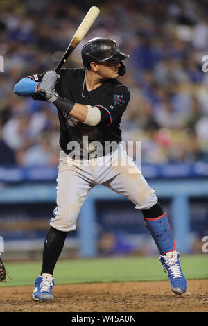 Los Angeles, CA, Stati Uniti d'America. 19 Luglio, 2019. Miami Marlins shorstop Miguel Rojas (19) pipistrelli per le aguglie durante il gioco tra il Miami Marlins e il Los Angeles Dodgers al Dodger Stadium di Los Angeles, CA. (Foto di Peter Joneleit) Credito: csm/Alamy Live News Foto Stock