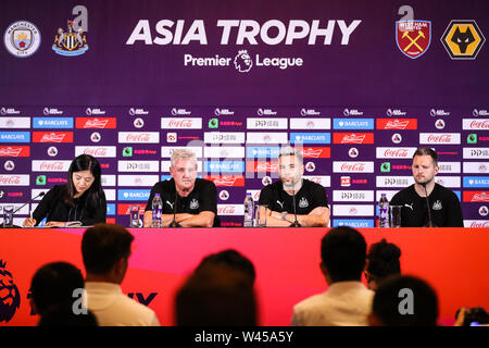 Capo allenatore Steve Bruce, seconda a sinistra, e Paul Dummett, seconda a destra, di Newcastle United F.C. del campionato inglese champions partecipare ad una conferenza stampa per la partita finale durante la Premier League Asia Trophy 2019 contro il West Ham United F.C. in Cina a Shanghai, 19 luglio 2019. Foto Stock