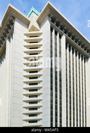 Una chiusura della moderna torre RSA complesso edificio per uffici, il più alto edificio in Montgomery, AL, STATI UNITI D'AMERICA Foto Stock