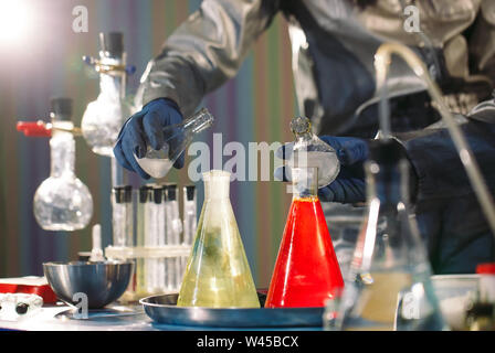 Esperimenti in un laboratorio di chimica. conducendo un esperimento in laboratorio Foto Stock