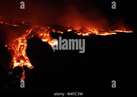 Il monte Etna, Catania, Italia. Il 19 luglio 2019. Fornazzo (Catania) Etna continua la vivace attività stromboliana del nuovo cratere Sud Est, che ha generato un lungo il flusso di lava che fluisce dalla Valle del Bove (Angela Platania/fotogramma, - 2019-07-19) p.s. la foto e' utilizzabile nel rispetto del contesto in cui e' stata scattata, e senza intento diffamatorio del decoro delle persone rappresentate Credit: Indipendente Photo Agency Srl/Alamy Live News Foto Stock