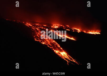 Il monte Etna, Catania, Italia. Il 19 luglio 2019. Fornazzo (Catania) Etna continua la vivace attività stromboliana del nuovo cratere Sud Est, che ha generato un lungo il flusso di lava che fluisce dalla Valle del Bove (Angela Platania/fotogramma, - 2019-07-19) p.s. la foto e' utilizzabile nel rispetto del contesto in cui e' stata scattata, e senza intento diffamatorio del decoro delle persone rappresentate Credit: Indipendente Photo Agency Srl/Alamy Live News Foto Stock