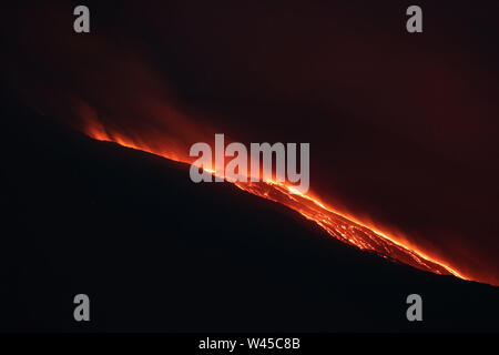 Il monte Etna, Catania, Italia. Il 19 luglio 2019. Fornazzo (Catania) Etna continua la vivace attività stromboliana del nuovo cratere Sud Est, che ha generato un lungo il flusso di lava che fluisce dalla Valle del Bove (Angela Platania/fotogramma, - 2019-07-19) p.s. la foto e' utilizzabile nel rispetto del contesto in cui e' stata scattata, e senza intento diffamatorio del decoro delle persone rappresentate Credit: Indipendente Photo Agency Srl/Alamy Live News Foto Stock