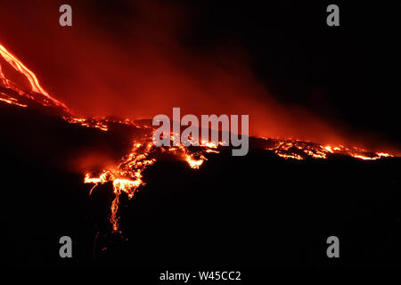 Il monte Etna, Catania, Italia. Il 19 luglio 2019. Fornazzo (Catania) Etna continua la vivace attività stromboliana del nuovo cratere Sud Est, che ha generato un lungo il flusso di lava che fluisce dalla Valle del Bove (Angela Platania/fotogramma, - 2019-07-19) p.s. la foto e' utilizzabile nel rispetto del contesto in cui e' stata scattata, e senza intento diffamatorio del decoro delle persone rappresentate Credit: Indipendente Photo Agency Srl/Alamy Live News Foto Stock