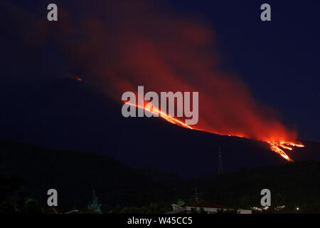 Il monte Etna, Catania, Italia. Il 19 luglio 2019. Fornazzo (Catania) Etna continua la vivace attività stromboliana del nuovo cratere Sud Est, che ha generato un lungo il flusso di lava che fluisce dalla Valle del Bove (Angela Platania/fotogramma, - 2019-07-19) p.s. la foto e' utilizzabile nel rispetto del contesto in cui e' stata scattata, e senza intento diffamatorio del decoro delle persone rappresentate Credit: Indipendente Photo Agency Srl/Alamy Live News Foto Stock