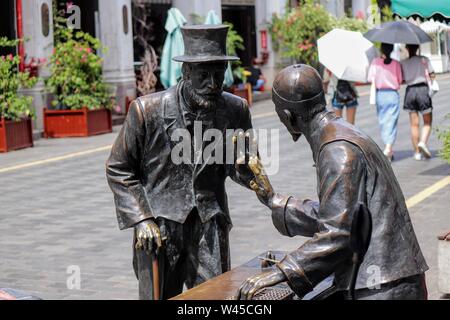 Statue in bronzo a Zhongshan Road in Haikou Foto Stock