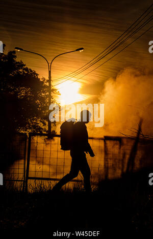 OBNINSK, Russia - 17 Maggio 2019: Silhouette di un uomo sullo sfondo di una giovane al tramonto. Foto Stock