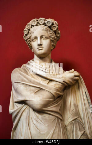 Statua di una bellissima femmina con corona floreale, tenendo il drappeggio in mano, Cappella Sistina, il Museo del Vaticano, Roma, Italia. Foto Stock