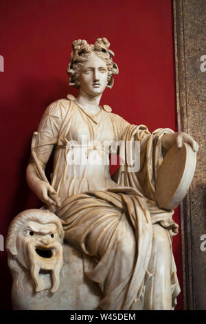 Figura femminile statua seduto su un leone in un abito di ascoltare e tenere lo strumento musicale, Cappella Sistina, il Museo del Vaticano, Roma, Italia. Foto Stock