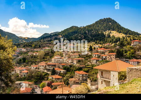 Vista del villaggio di montagna, Baltessiniko in Arcadia, Peloponneso, Grecia Foto Stock