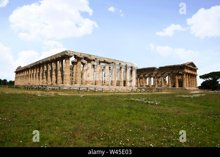 Vista generale di Hera e Nettuno, templi greci di Paestum, Italia. Foto Stock