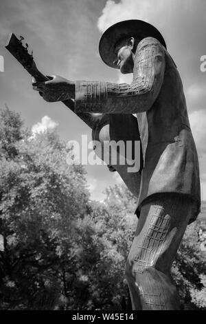 Verso l'alto angolo di visione della statua di Hank Williams, Sr, indossando la sua musica nota suit, strimpellamento la sua chitarra in Montgomery, AL, Stati Uniti d'America in bianco e nero Foto Stock