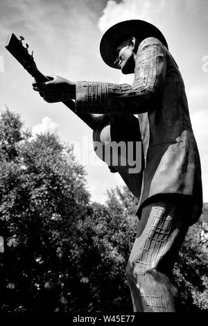 Verso l'alto angolo di visione della statua di Hank Williams, Sr, indossando la sua musica nota suit, strimpellamento la sua chitarra in Montgomery, AL, Stati Uniti d'America, in bianco e nero Foto Stock