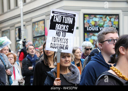 Sydney, Australia. Il 20 luglio 2019. I manifestanti a sostegno dei rifugiati ha tenuto un rally e marzo sul sesto anniversario della firma del reinsediamento regionale disposizione politica di Manus Island e Nauru nei centri di detenzione il 19 luglio 2013. Credito: Richard Milnes/Alamy Live News Foto Stock