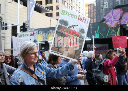 Sydney, Australia. Il 20 luglio 2019. I manifestanti a sostegno dei rifugiati ha tenuto un rally e marzo sul sesto anniversario della firma del reinsediamento regionale disposizione politica di Manus Island e Nauru nei centri di detenzione il 19 luglio 2013. Credito: Richard Milnes/Alamy Live News Foto Stock