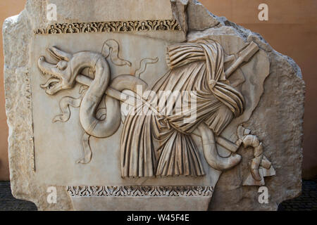 Una lapide di marmo che mostra dragon e un anthromorphic figura, Museo Capitolino, Roma. Foto Stock